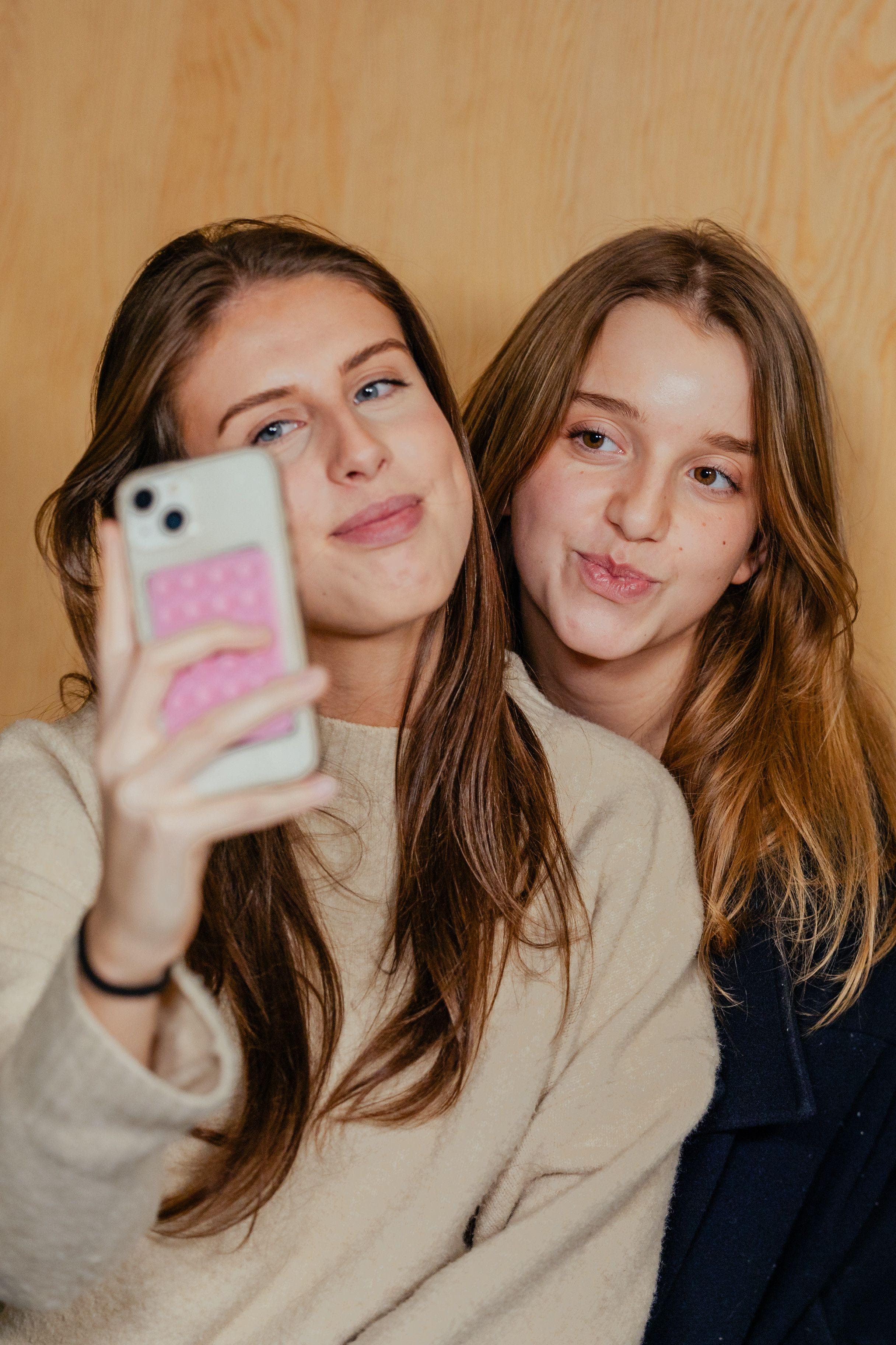 To piger tager en selfie sammen